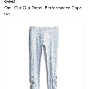 Gaiam Cut Out Detail performance capri- size small.